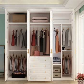 Модерен минималистичен гардероб с вълни се отваря врата, шкаф за връхни дрехи в дома-спалнята, комбинация с най-гардероб